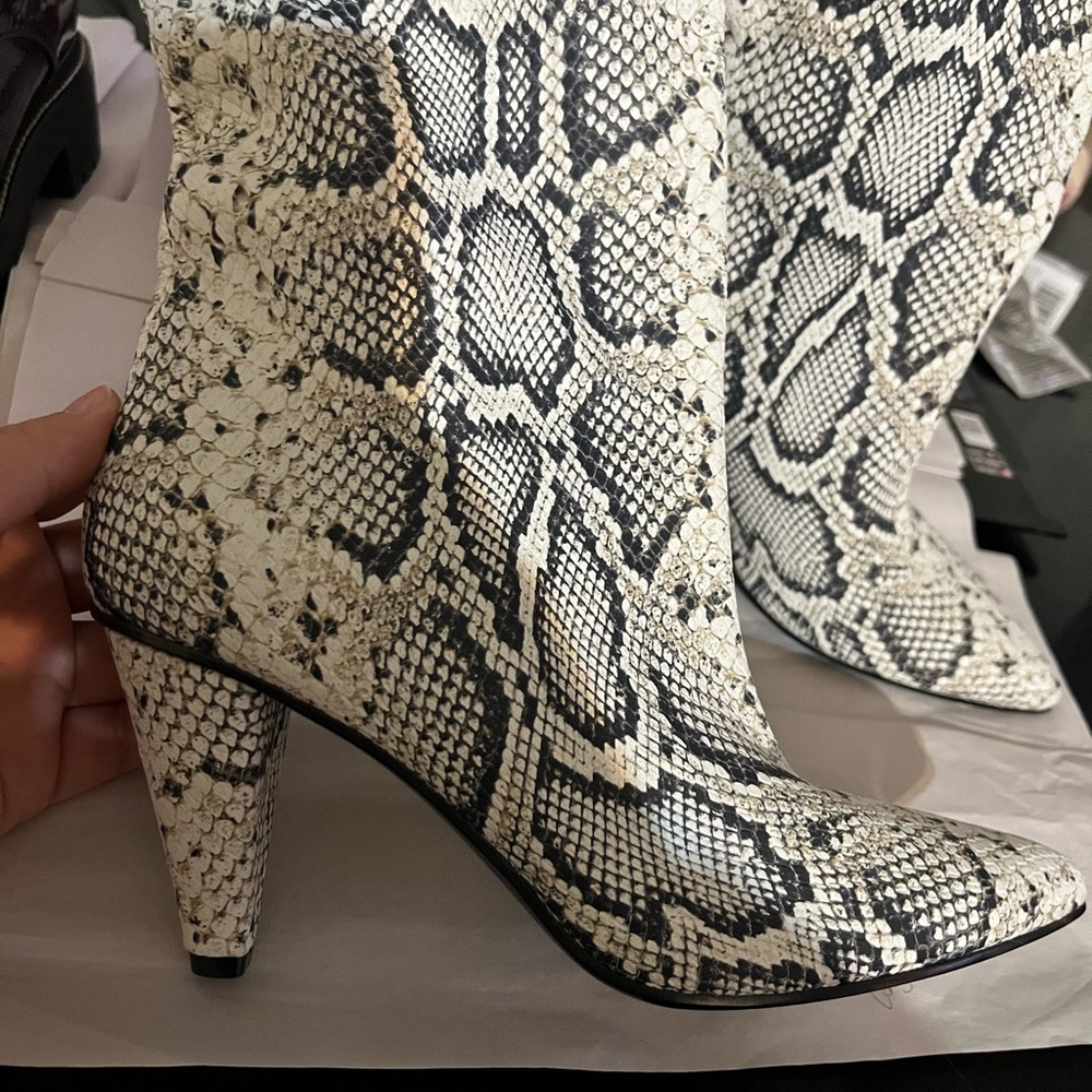 Longchamp Black and White Heeled Boots with Snakeskin Pattern - Picture 4 of 10